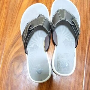 Clarks Cloudsteppers flip-flops
